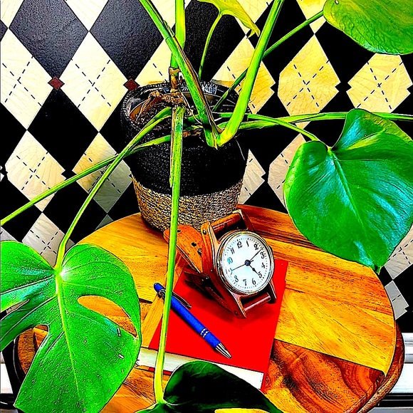 Vintage Wooden Desk Clock – Unique Wristwatch Design - Picture 4 of 12